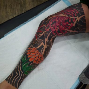 Большая японская тату с хризантемами на ноге