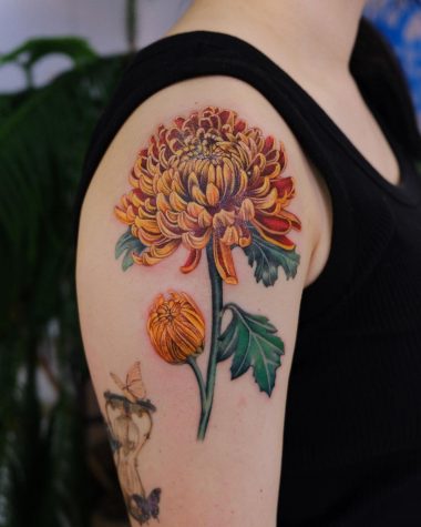 Реалистичный цветок хризантемы, тату на плече у девушки