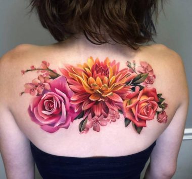 Розы и хризантема, цветная тату на спине у девушки