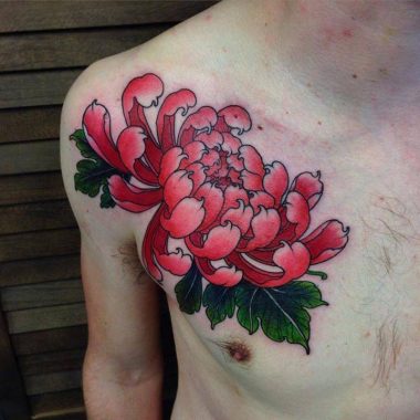 Красный цветок хризантемы, большая тату на груди у парня