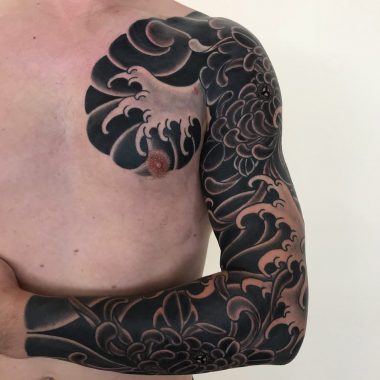 Японская черная тату с хризантемами и волной
