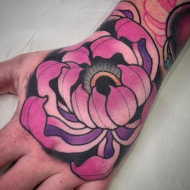Розовый цветок хризантемы, тату на кисти руки