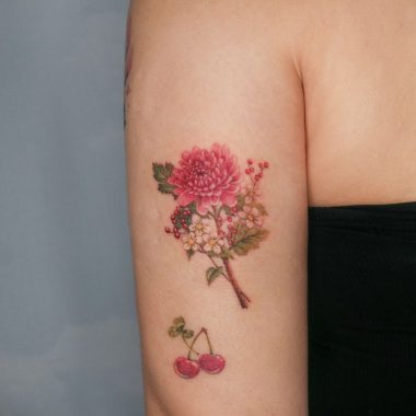 Маленькая реалистичная тату хризантемы с ягодами и цветами