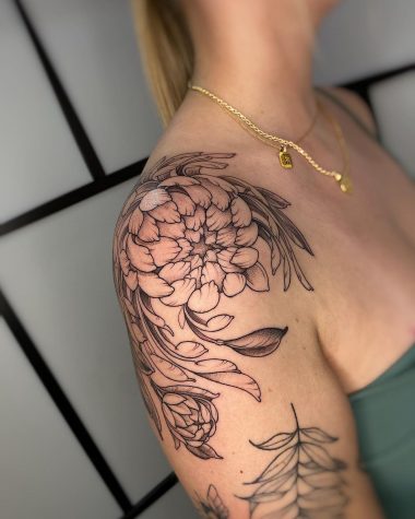 Татуировка хризантемы на плече у девушки
