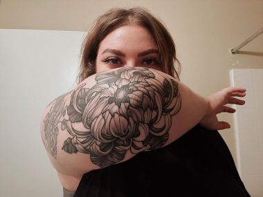 Татуировка хризантемы на локте у девушки