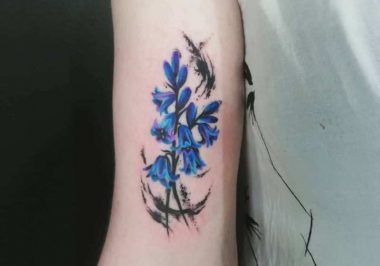 Черно-синяя татуировка цветков колокольчиков