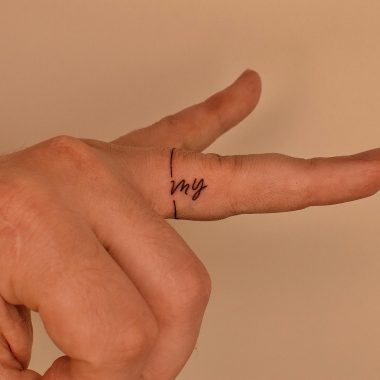 Кольцо с буквами, маленькая тату на пальце
