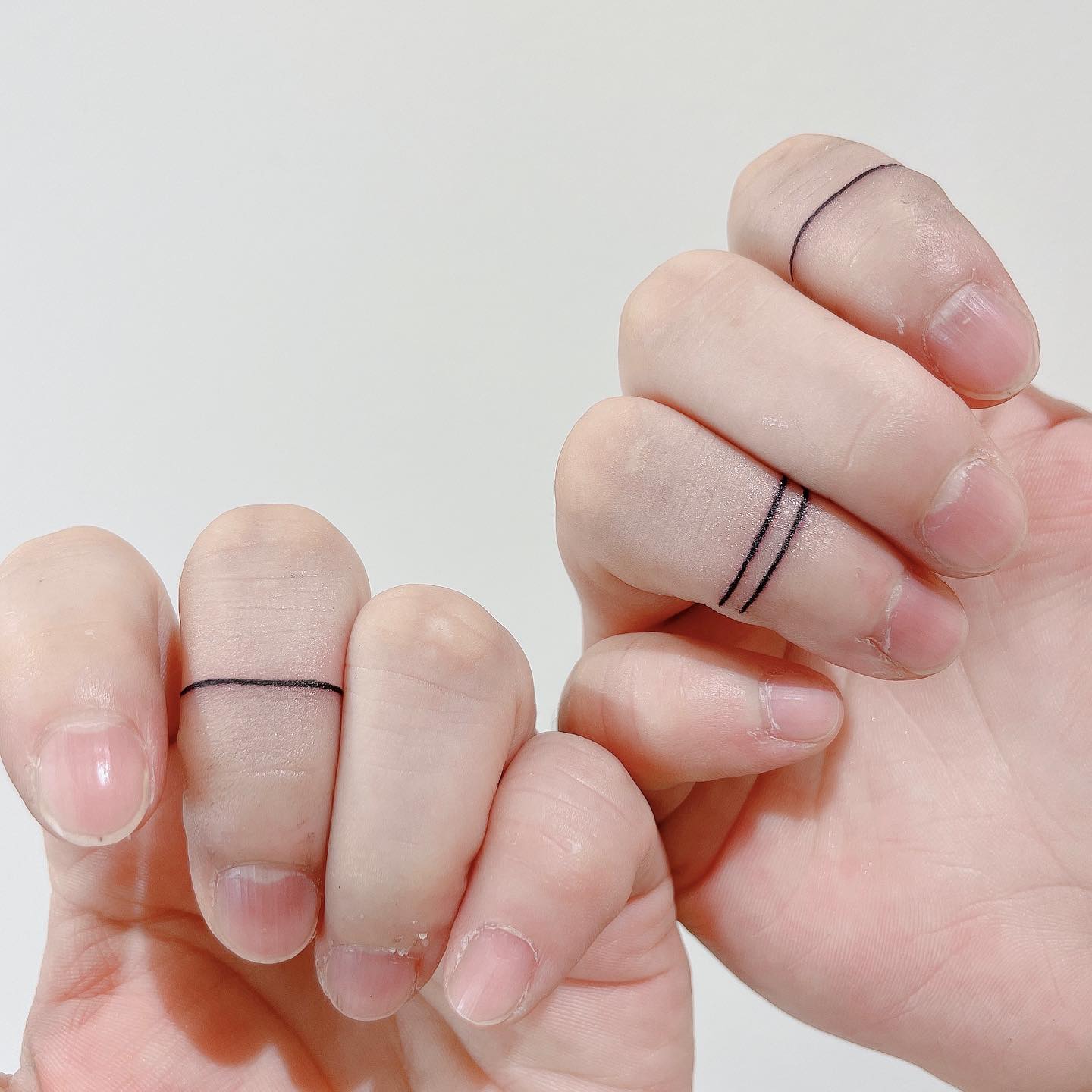 Вместо колец супруги наносят на пальцы татуировки