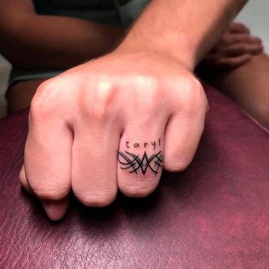 Кольцо в трайбл стиле с надписью, тату на безымянном пальце