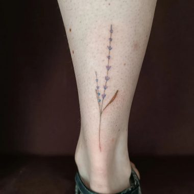Цветок лаванды, тату на задней части ноги