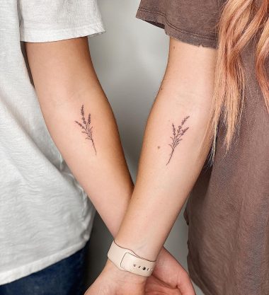 Парная тату лаванды на руках для подруг