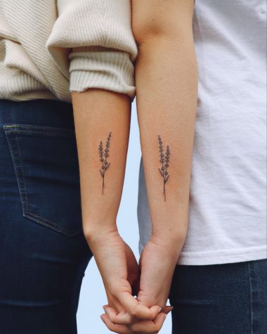 Парная тату лаванды на руках для сестер