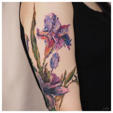 Фиолетовые акварельные лилии, тату на плече
