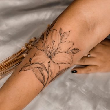 Временная переводная татуировка лилии