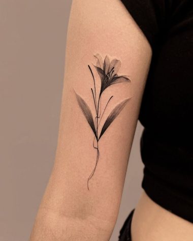Черная лилия, женская татуировка на руке