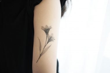 Минималистичные черные лилии, тату на задней части плеча