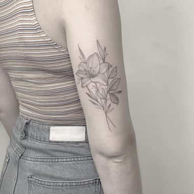 Цветок лилии с листьями, татуировка на задней части плеча