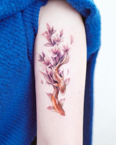 Лилии и карпы, женская татуировка на плече