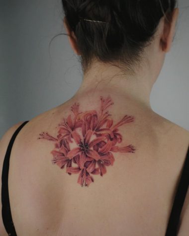 Оранжевые цветки лилий, женская тату на спине