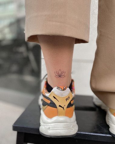 Миниатюрная тату лотоса в стиле лайнворк на лодыжке