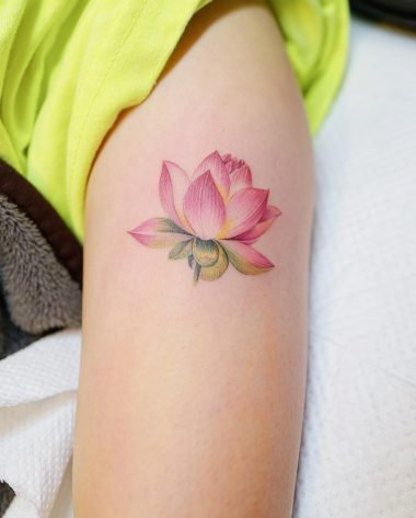 Татуировка розового лотоса на плече