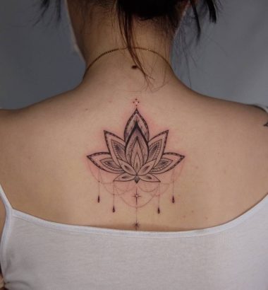 Лотос с орнаментом и украшениями, татуировка на спине