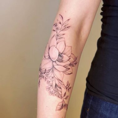 Лотос с цветами, черно-серая тату на руке