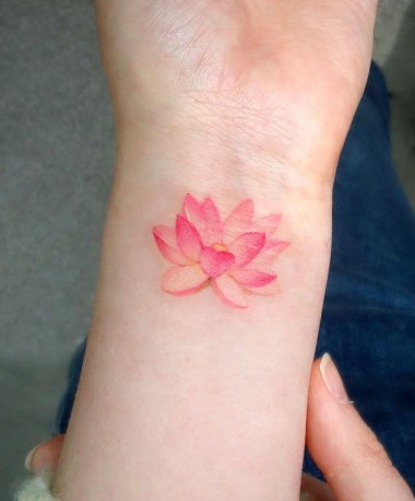 Татуировка розового лотоса на запястье
