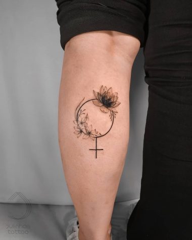 Женский символ, лотос и цветы, тату на голени
