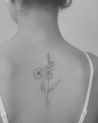 Тонкая татуировка мака и цветов на спине