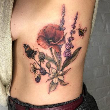 Мак с цветами, бабочкой и пчелой, женская тату на боку