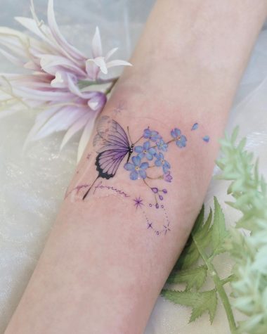 Бабочка с незабудками  и надписью, женская тату на руке