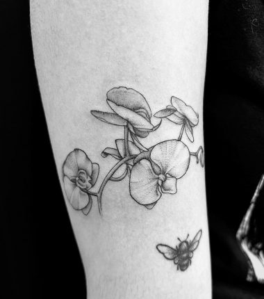 Цветок орхидеи и пчела, тату на руке