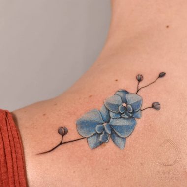 Синие орхидеи, татуировка на верхней части плеча