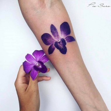 Пурпурный цветок орхидеи, тату на руке