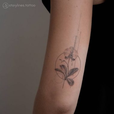 Орхидея в круге и линии, тату на задней части плеча
