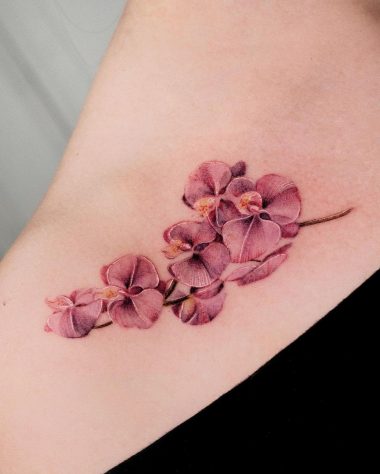 Женская татуировка орхидеи