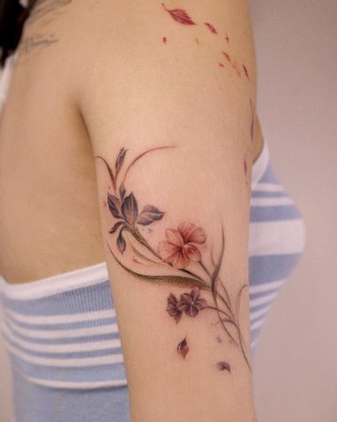 Татуировка с изображением орхидей на плече у девушки