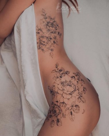 Женская татуировка пионов на ребрах и бедре
