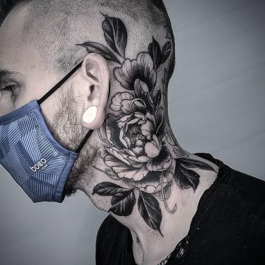 Мужская черно-белая татуировка пиона на шее