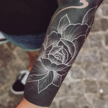 Татуировки белым по черному