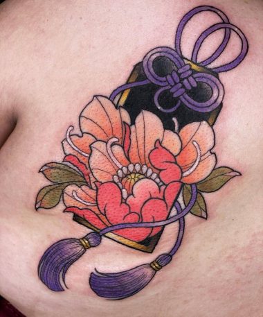 Женская татуировка розового пиона