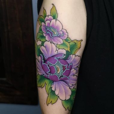 Фиолетовые пионы, женская тату на плече
