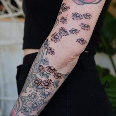 Цветки ромашек, черно-белые тату на руке