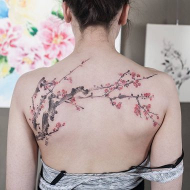 Цветущее дерево сакуры, большая тату на спине у девушки