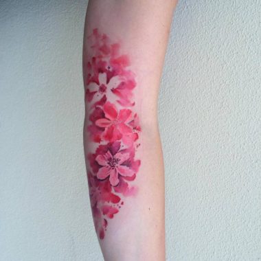 Акварельная татуировка в цветами сакуры