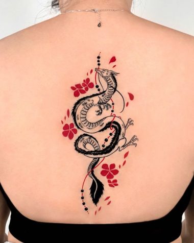 Черный дракон и красные цветы сакуры, женская тату на спине