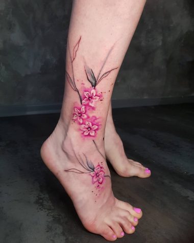 Тату акварельные цветы сакуры на щиколотке и ступне