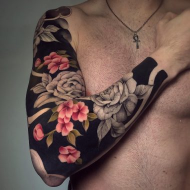 Мужской японский тату рукав с розами и цветами сакуры на черном фоне