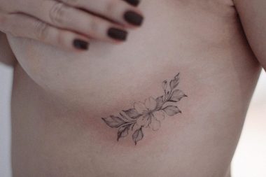 Черно-белый цветок сакуры с листьями, тату под грудью